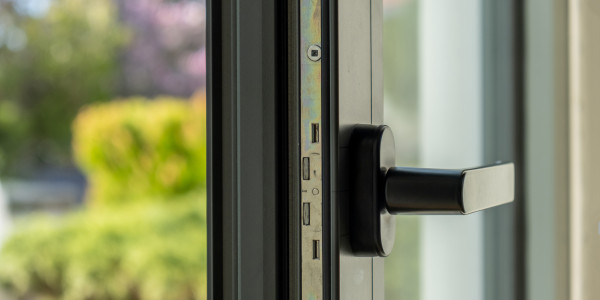 Puertas y Ventanas de Aluminio / PVC a medida en Hospitalet de Llobregat · Aislamiento Térmico y Acústico