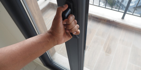 Puertas y Ventanas Insonorizadas de Aluminio / PVC en Hospitalet de Llobregat · Cierre Hermético