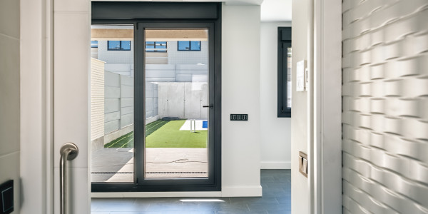 Puertas y Ventanas Insonorizadas de Aluminio / PVC en Hospitalet de Llobregat · Puertas Correderas a Medida Insonorizadas