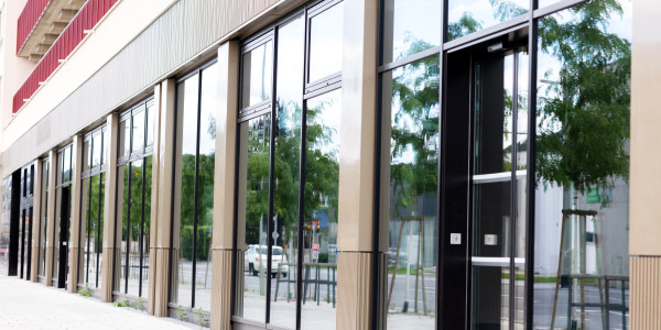 Puertas y Ventanas de Aluminio / PVC a medida en Hospitalet de Llobregat · Raíl Empotrable Adaptado al Paso de Minusválidos